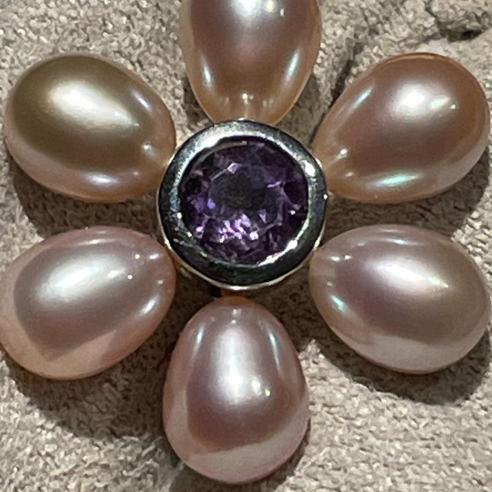 Tiffany & Co. Iredesse rosette pearl and amethyst earrings - Picture 8 of 12